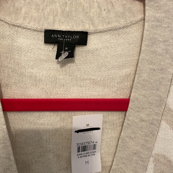 Ann Taylor Factory V-Neck Cream Leopard cotton blend cardigan. EUC - Picture 2 of 5